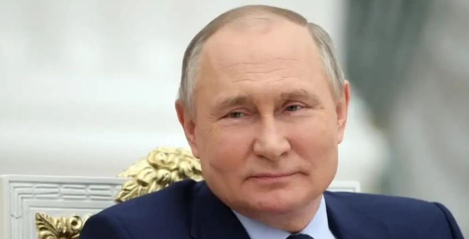El presidente ruso, Vladimir Putin, observa un lanzamiento de prueba del misil balístico intercontinental Sarmat.