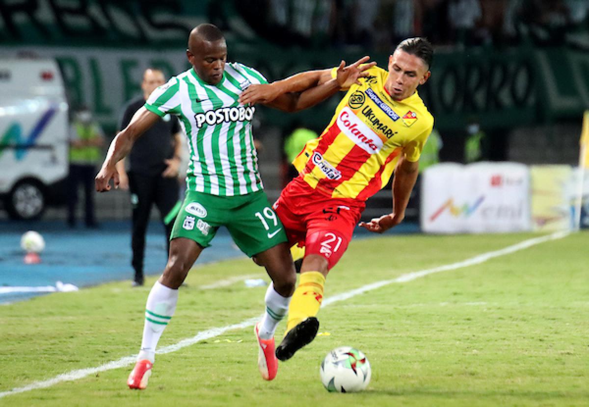 De izquierda a derecha. Yerson Candelo, futbolista de Nacional y Jeison Suárez del Pereira en busca del esférico en el último partido jugado en la liga colombiana.