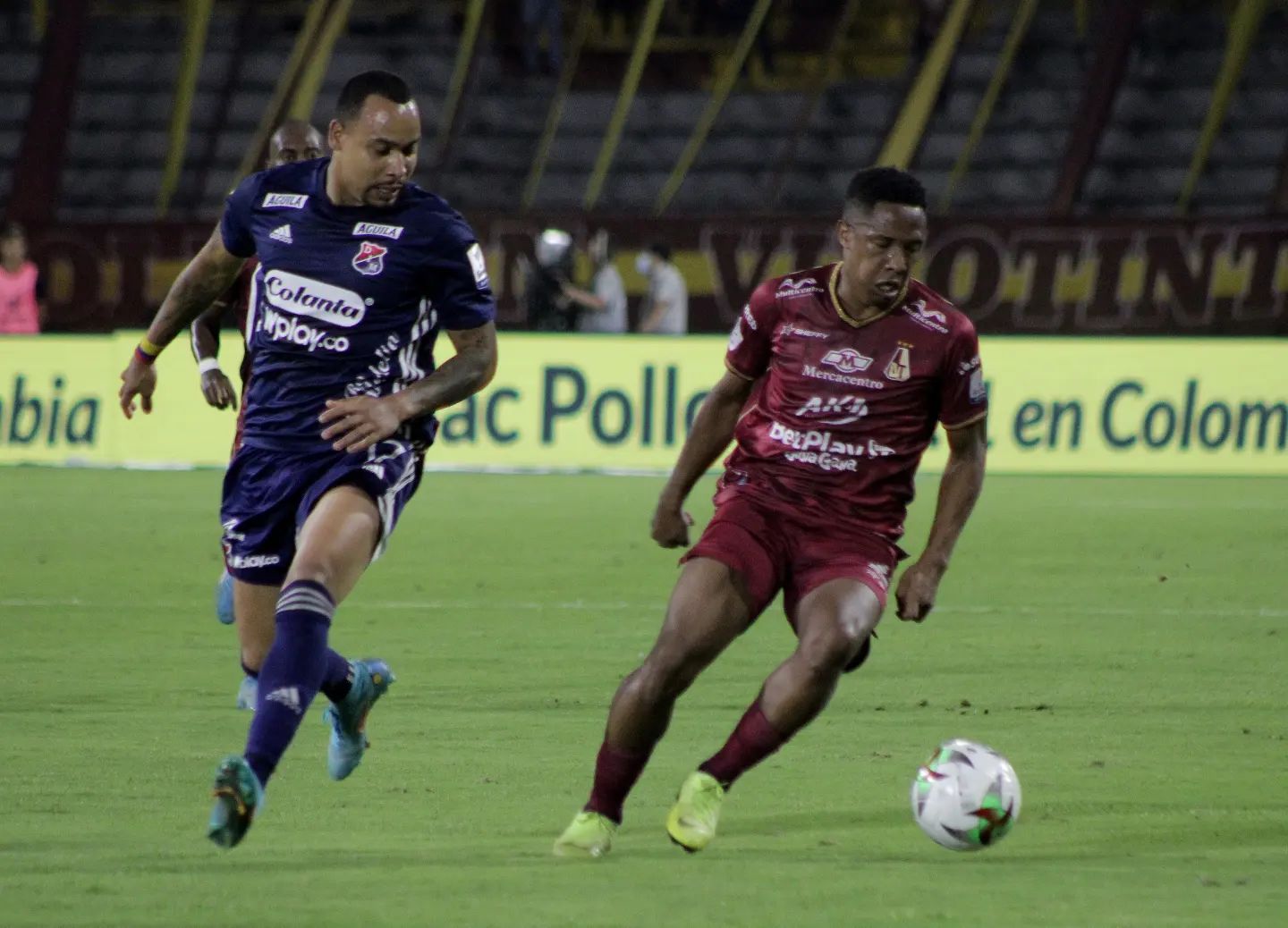 De izquierda a derecha. Felipe Pardo, jugador del Medellín y Andrés Ibargüen del Tolima, en medio de las acciones que dejó el partido entre ambos clubes en el cuadrangular B.