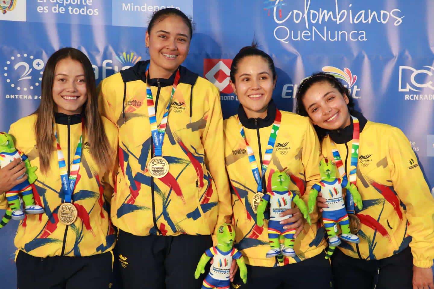De izquierda a derecha. Camila Sánchez, Lina Rojas, Mariana Herrera y Camila Valbuena, equipo colombiano de persecución damas.