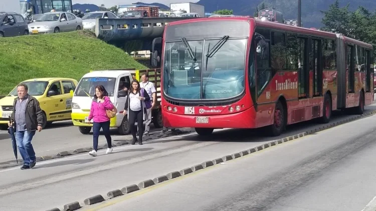 Caos Vial en Bogotá_ Accidente en Soacha y Obras en la NQS Afectan la Movilidad