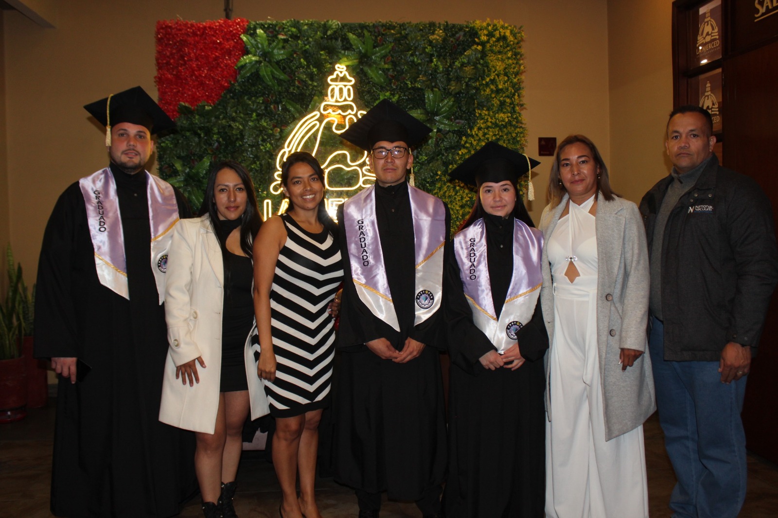 En la imagen de izquierda a derecha: Gazhal Omais, Cristina Bucheli, Vanesa Salgar, Carlos Enríquez, Vanesa Martínez, Lisbeth Luque y Alexander Lasso.