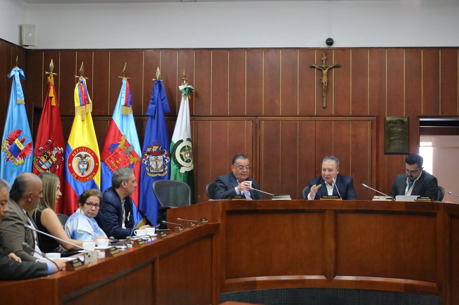 Colombia enfrenta hoy un clima político cargado por disputas internas, reclamos regionales y decisiones clave en el Congreso.