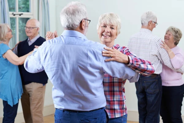Bailar ayuda a revertir signos del envejecimiento, revelan estudios