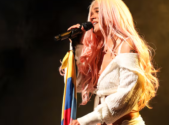 Los primeros espectadores en llegar han comenzado a corear el nombre de la colombiana