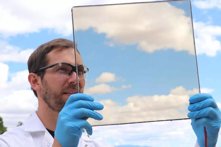 Vidrio transparente convierte ventanas en paneles solares