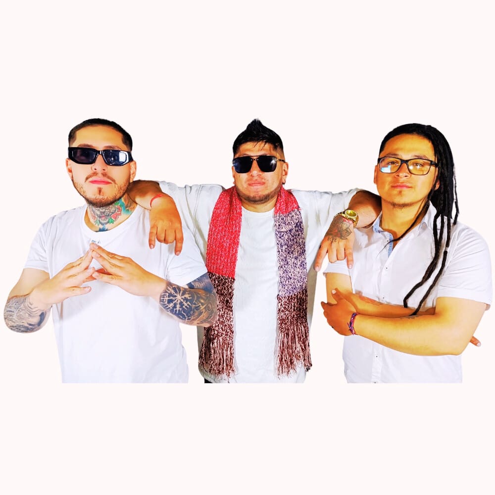 Cantante y director Camilo Cabrera conocido como KMO, Alex Gustín el Rasta Percusión, Alexis Caicedo requinto y José Daniel López bajista.
