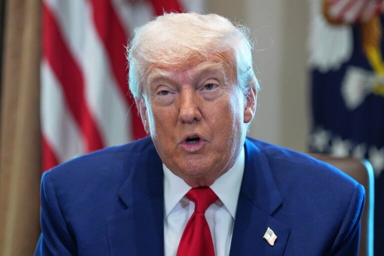Trump amenaza con quitar licencias a cadenas de TV críticas