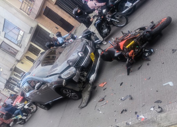 La escena del accidente en el barrio Alameda de Pasto, donde dos motocicletas y un automóvil colisionaron, dejando a dos personas gravemente heridas.