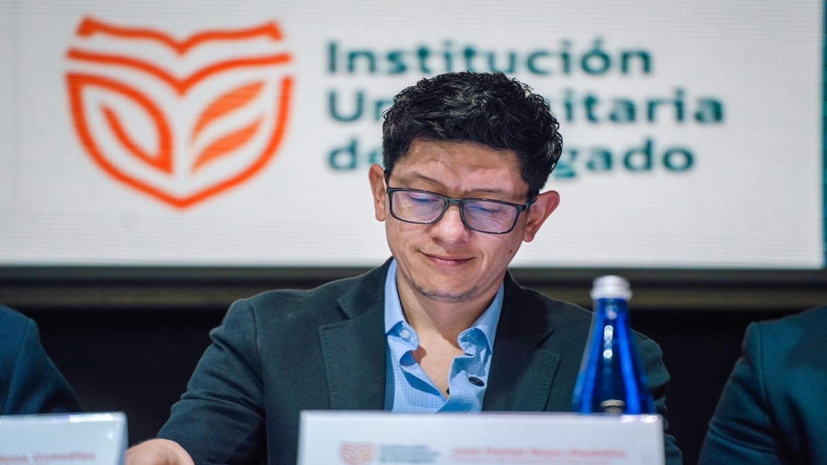 Tribunal Superior de Medellín revocó arresto al ministro de Educación, al concluir que no hubo desacato doloso comprobado.