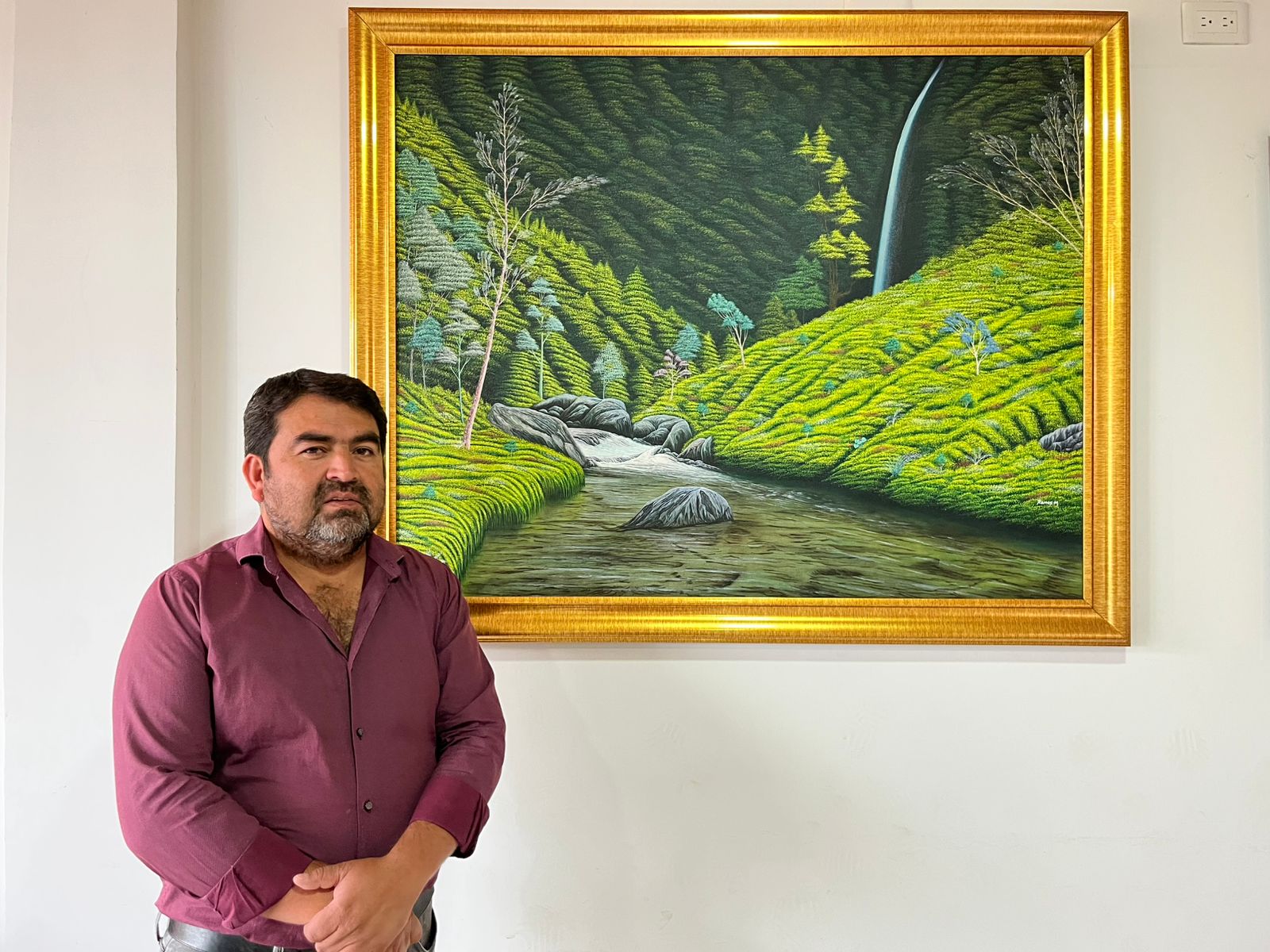 Nacido en La Florida, Nariño, en 1978, Silvio Francisco Ramos Meneses es un nariñense polifacético que ha dedicado su vida al servicio público, la formación académica y el arte. Economista con tesis meritoria de la Universidad de Nariño, es también especialista en Gerencia de Proyectos y magíster en Gerencia y Asesoría Financiera. En el ámbito público ha ejercido como concejal, secretario de gobierno, alcalde encargado y asesor en planeación territorial, tanto en su municipio natal como en otras localidades del departamento. En paralelo, ha consolidado una sólida trayectoria artística de más de 30 años como dibujante y pintor autodidacta, con dominio en técnicas como el óleo, acrílico y acuarela. Ha participado en numerosas exposiciones regionales y departamentales, siendo ganador de varios primeros puestos en los Salones de Arte Galeras y la Muestra Regional de Artes Plásticas de La Florida. Es cofundador del Salón Municipal de Arte Galeras y ha sido tallerista y jurado cultural en diversos espacios. También ha sido seleccionado en convocatorias nacionales del Ministerio de Cultura como "Comparte lo que somos" y el Programa Nacional de Estímulos. Con su obra, que fusiona memoria, territorio y emoción, Ramos Meneses ha hecho del arte un canal para enaltecer la identidad de su pueblo y generar reflexión. Su compromiso lo consolida como una figura integral en el desarrollo cultural de Nariño.