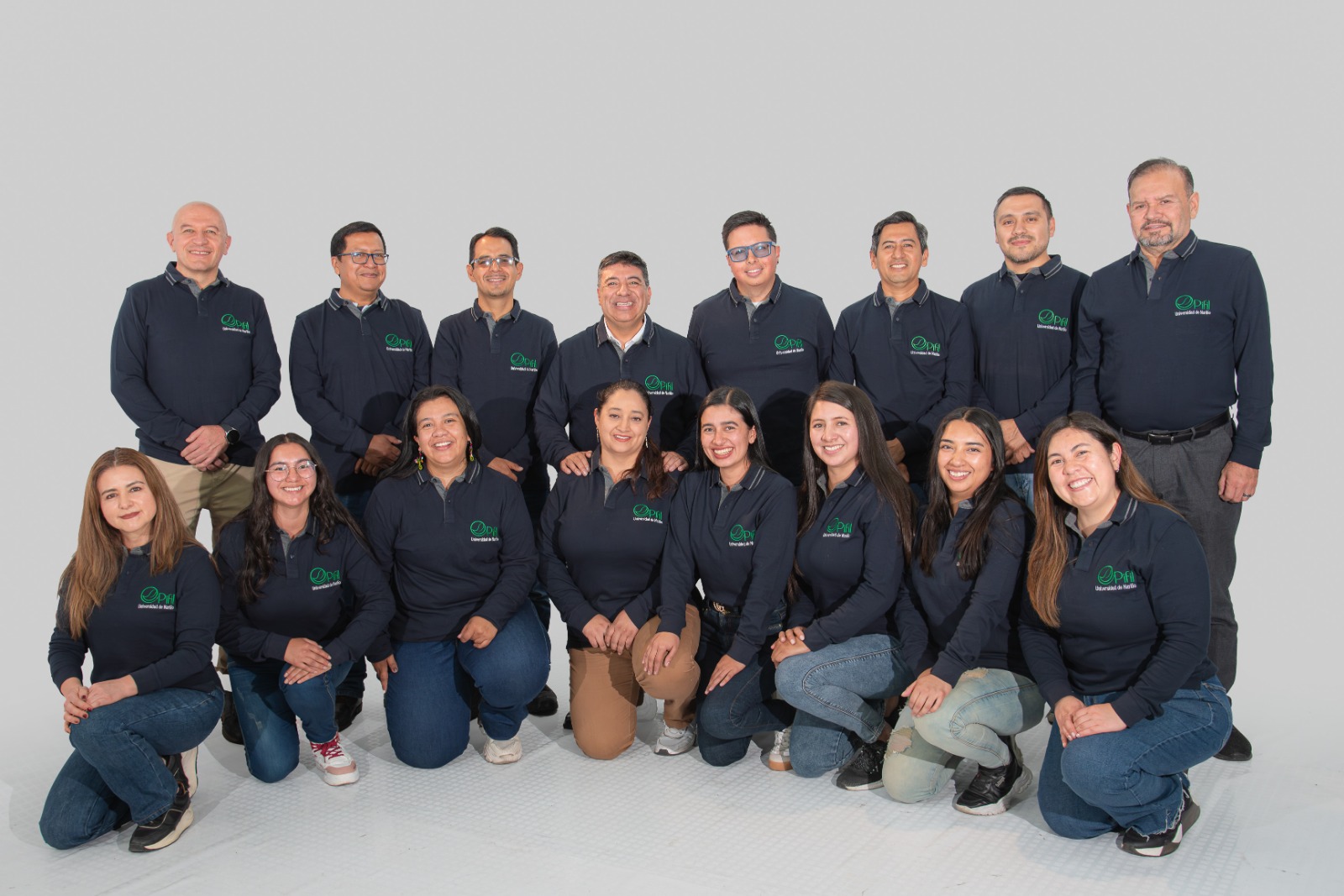 En la imagen Gloria Cristina Luna Cabrera, Hernán Modesto Rivas Escobar, Hugo Ferney Leonel, Ángela Andrea Molina Moreno, Iván Andrés Delgado Vargas, Lizeth Johanna Villota González, Martín Alonso Muñoz Rodríguez, Diana Carolina Morales Pabón, Paulo César Cabrera Moncayo, Carlos Hernán Pantoja Ágreda, Álvaro Mauricio Cadena Pastrana, Harold Armando Juajibioy Otero, Johanna Nataly Burbano, Viviana Estefanía Ibarra Martínez, Tania Julieth Torres Solarte y Dasbleidy Dayana Delgado Pantoja.
