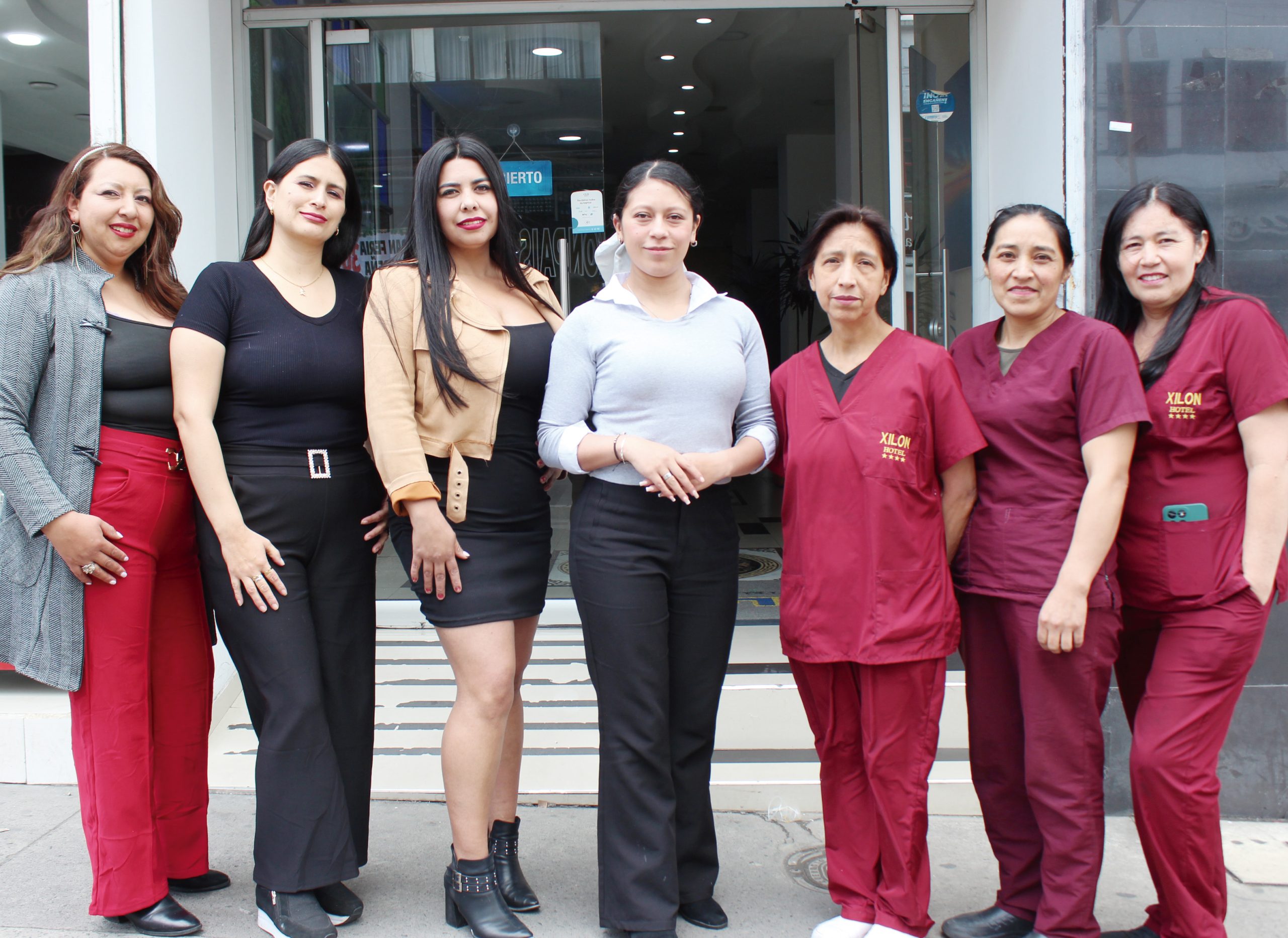 El personal del hotel Xilón Pasto da la bienvenida a propios y turistas. De izquierda a derecha Jhoana Moncayo, Andrea Fernández, Jesica Canchala, Berly Linares, Mariela Botina, Lucila Pinchao y Emilia Rosero.