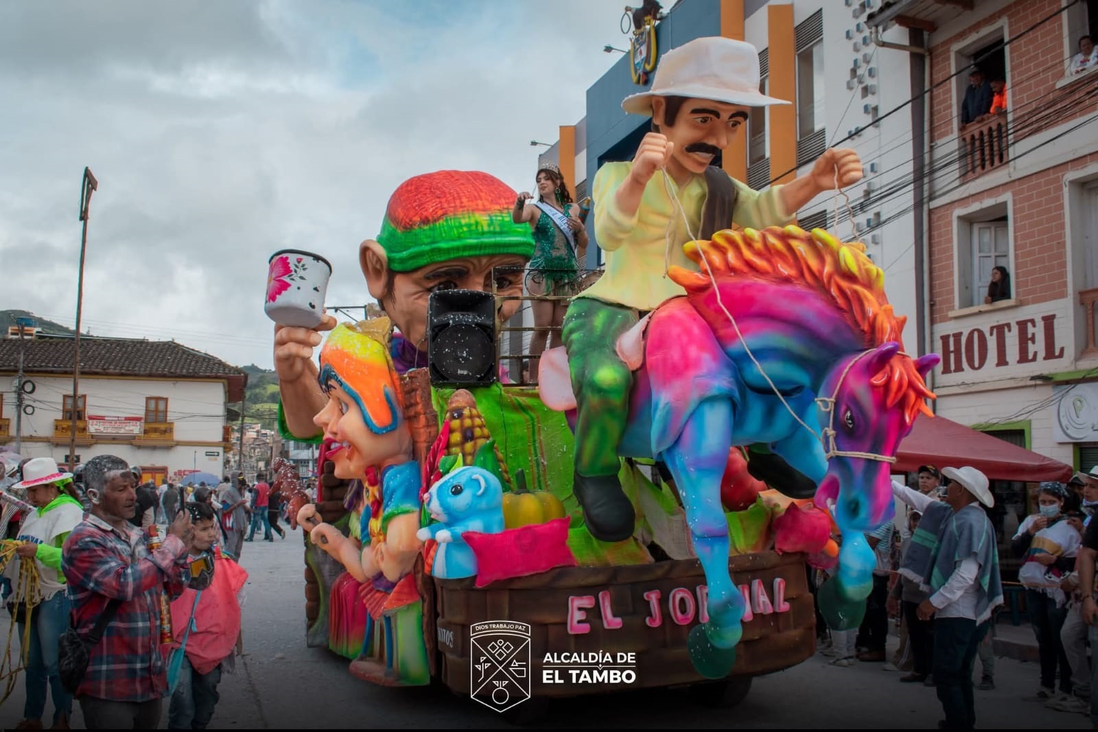 ‘El Jornal’, carroza elaborada por los artesanos Carlos Jiménez y Kevin Jiménez, obtuvo 92 puntos y se quedó con el primer lugar en la modalidad de carroza, cautivando a propios y visitantes por su calidad artística.