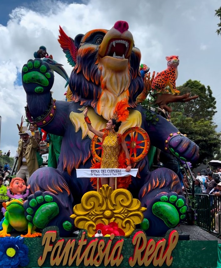 La denominada Carroza de la Paz se consolidó como una de las expresiones más conmovedoras de la fiesta. Más allá del espectáculo, la obra logró conjugar memoria y reconciliación.