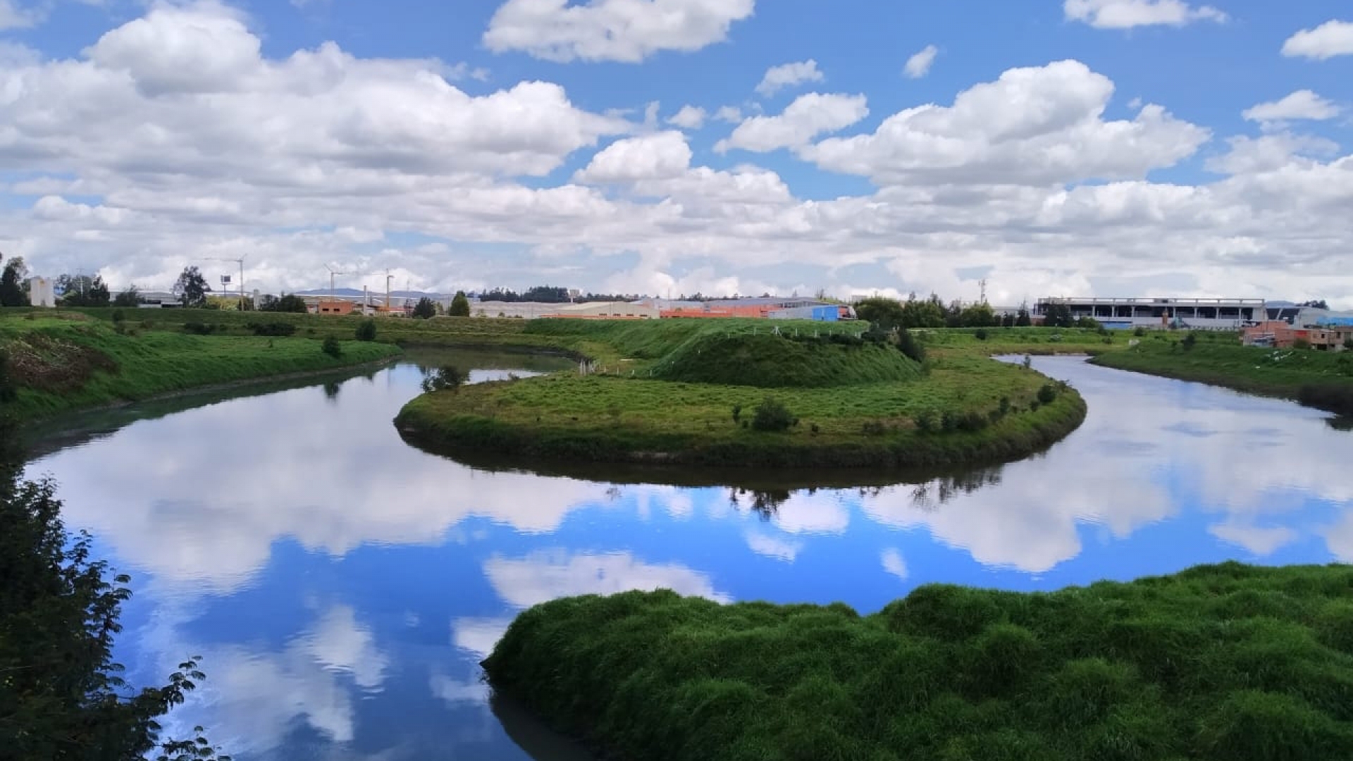 El acceso al agua potable sigue siendo uno de los grandes desafíos estructurales en Colombia. Aunque el país ha registrado avances significativos en cobertura urbana, persisten brechas importantes en zonas rurales y comunidades apartadas, donde millones de personas aún no cuentan con agua segura para el consumo diario.