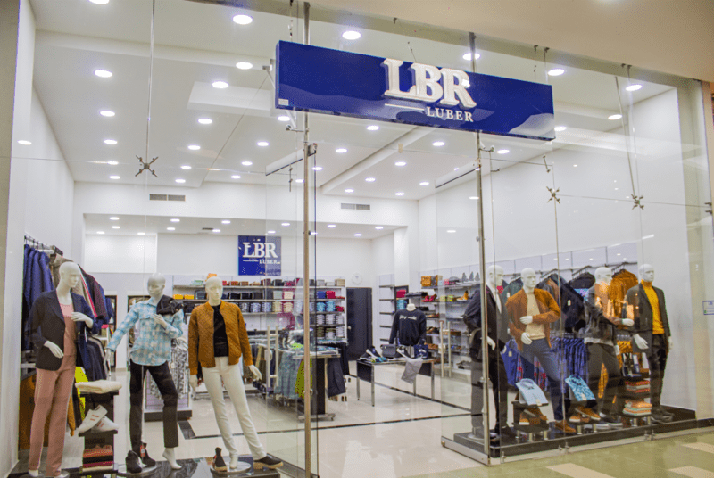 Tiendas Luber centra su operación en ofrecer productos accesibles y una experiencia de compra eficiente. Para lograrlo, implementa mejoras continuas en atención al cliente, surtido y promociones, adaptándose a las tendencias del consumo. Asimismo, la compañía incorpora herramientas digitales que facilitan la interacción con los usuarios. Desde canales de comunicación directa hasta opciones de pago más ágiles, estas innovaciones refuerzan la relación entre la marca y sus clientes. En consecuencia, la empresa logra diferenciarse en un entorno altamente competitivo, donde la experiencia de compra se convierte en un factor determinante.