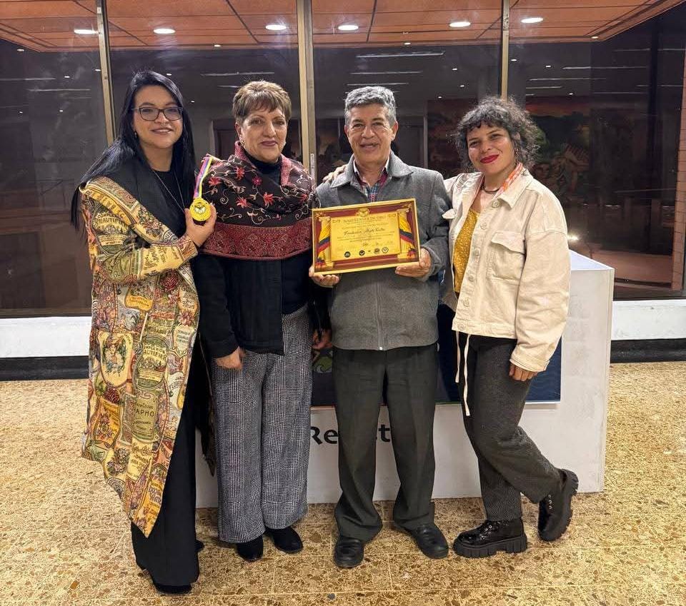 La gerente Festival Internacional de Teatro San Juan de Pasto, Isabel Martínez Parra, la Representante legal Fundación Aleph Teatro, María Mercedes Guerrero Eraso, el director Artístico Aleph Teatro Alberto Bolaños Palacios y la diseñadora de Aleph Teatro Sabina Bolaños Villada.