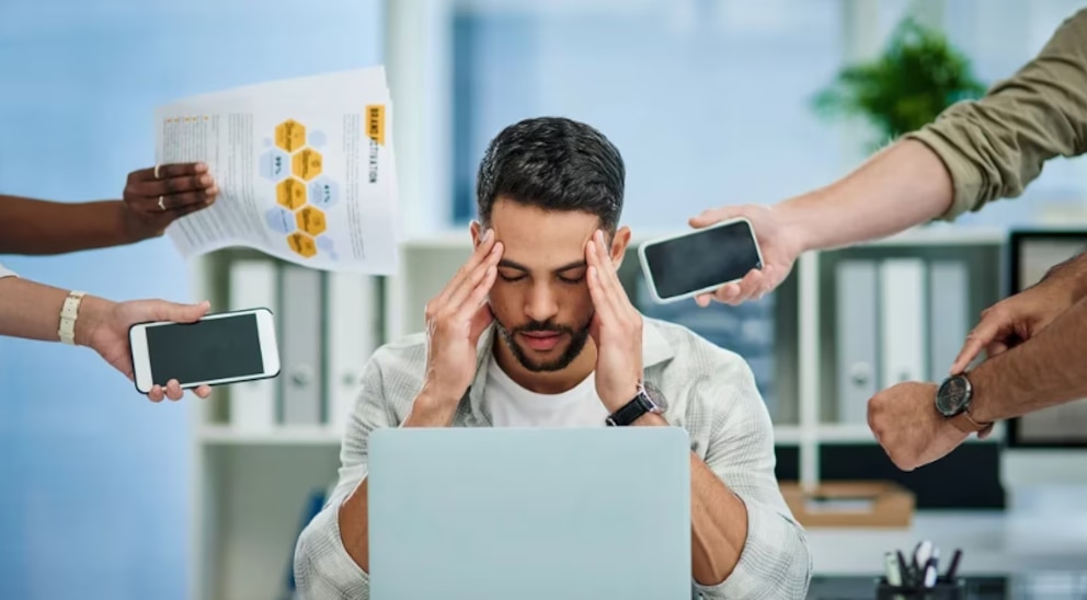 A medida que el estrés se intensifica, sus efectos sobre la salud se vuelven más evidentes. Especialistas en psicología señalan que esta condición está relacionada con trastornos como ansiedad, depresión e insomnio.