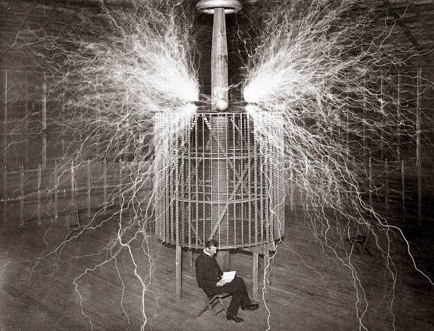 El nombre de Nikola Tesla vuelve a cobrar relevancia en 2026. Sus inventos, que marcaron el inicio de la electricidad moderna, continúan siendo la base de tecnologías clave que hoy impulsan la innovación global. Desde la energía limpia hasta la conectividad inalámbrica, su legado sigue generando beneficios tangibles en distintos sectores.