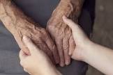 En términos económicos, la situación del adulto mayor evidencia una problemática estructural. Un alto porcentaje de esta población no cuenta con pensión, lo que los obliga a depender de subsidios o del apoyo familiar.
