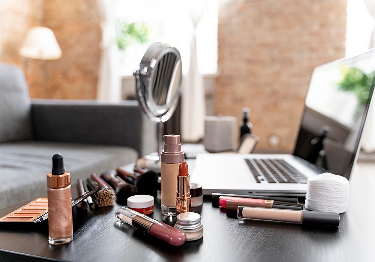 El mercado global de cosméticos vive un momento de fuerte crecimiento en 2026, impulsado por la innovación tecnológica, el auge del comercio electrónico y una mayor conciencia del consumidor sobre el cuidado personal. Las marcas están adaptando sus estrategias para responder a nuevas demandas, especialmente en sostenibilidad, personalización y bienestar integral.