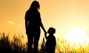 El Día de la Madre 2026 se consolida como una de las fechas más significativas en Colombia, no solo por su carga emocional, sino también por su impacto en la economía nacional. Cada año, millones de familias se reúnen para homenajear a las madres, generando un ambiente de unión que trasciende generaciones y dinamiza diversos sectores comerciales.