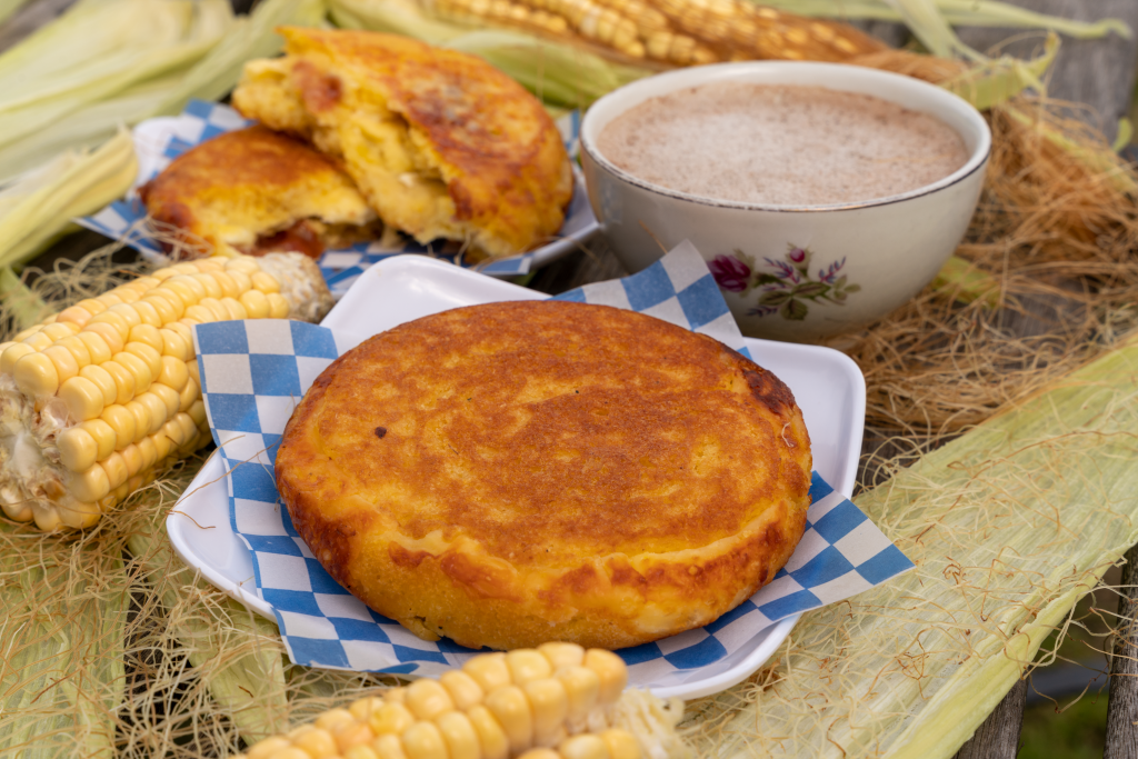 La gastronomía paisa continúa posicionándose como uno de los mayores atractivos culturales de Colombia. Las comidas típicas antioqueñas no solo representan la identidad de la región, sino que también fortalecen el turismo y mantienen vivas las tradiciones familiares que han pasado de generación en generación.