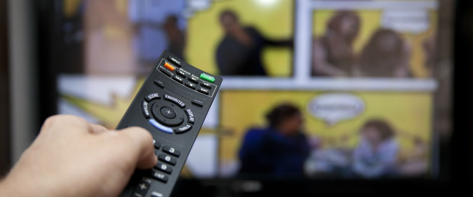 El consumo de televisión en Colombia atraviesa una transformación acelerada. Aunque el sector aún mantiene una base importante de usuarios, las cifras recientes muestran una disminución progresiva en la audiencia, especialmente en la televisión abierta, impulsada por el crecimiento de plataformas digitales y nuevos hábitos de consumo.