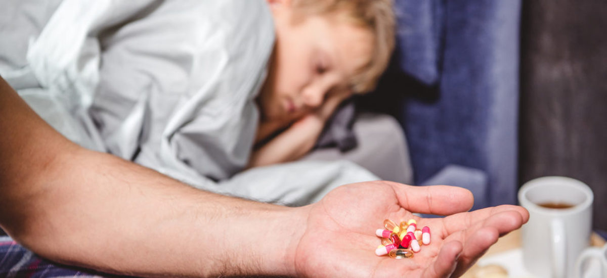 La automedicación consiste en consumir medicamentos sin una evaluación médica adecuada. Aunque algunas personas recurren a esta práctica para aliviar síntomas rápidamente, puede generar riesgos importantes para la salud.