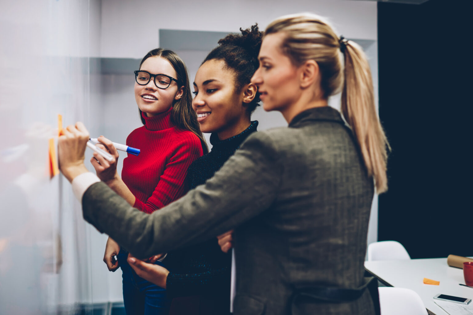Durante las últimas décadas, la participación femenina en el mundo empresarial ha crecido de manera constante. Cada vez más mujeres ocupan cargos directivos, lideran proyectos estratégicos y crean sus propias empresas, demostrando que el talento, la innovación y la capacidad de gestión no dependen del género.