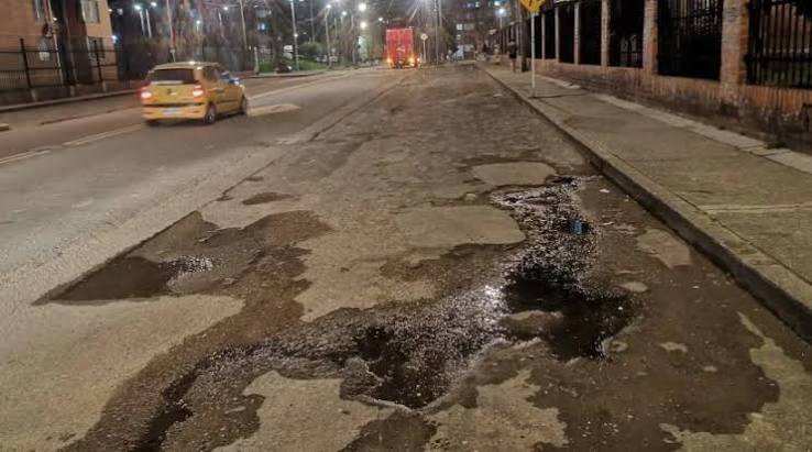 Denuncian peligroso hueco en vía que pone en riesgo a conductores y motociclistas