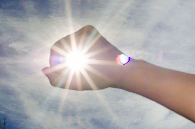 La capa de ozono cumple una función esencial para la vida en la Tierra. Ubicada en la estratosfera, actúa como un escudo natural que absorbe gran parte de la radiación ultravioleta (UV) proveniente del sol. Sin embargo, el deterioro de esta capa protectora ha generado preocupación mundial debido a sus efectos sobre la salud humana, especialmente en la piel.