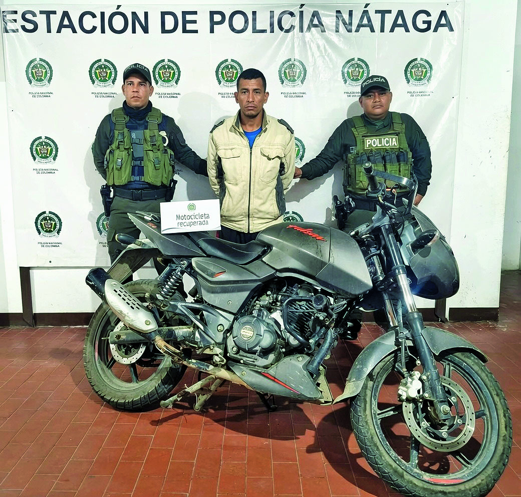 Iba en moto robada