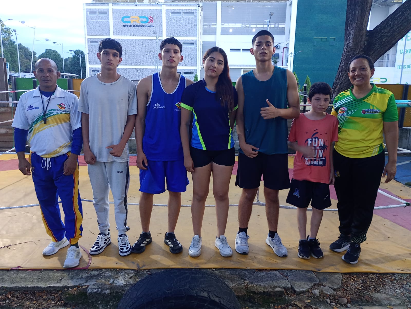 El boxeo huilense atraviesa una etapa de crecimiento que comienza a reflejarse tanto en la formación de nuevos talentos como en la presencia de deportistas del departamento en competencias de mayor nivel. La disciplina, que durante años ha sido una alternativa para jóvenes interesados en el deporte de combate, hoy adquiere mayor protagonismo gracias al trabajo desarrollado por clubes, entrenadores y familias. Tatiana Jiménez, secretaria de la Liga Huilense de Boxeo, destacó el proceso que se viene adelantando y señaló que el talento regional cuenta actualmente con mayores posibilidades de proyectarse hacia escenarios nacionales e internacionales. Para la dirigente, los avances son producto de un trabajo constante que combina preparación deportiva, acompañamiento técnico y formación personal. Dentro de los gimnasios, los deportistas no solamente desarrollan capacidades físicas y técnicas. La práctica también exige constancia, responsabilidad, autocontrol y capacidad para asumir retos, aspectos que terminan convirtiéndose en herramientas importantes para la vida cotidiana. De esta manera, el boxeo trasciende la competencia y se transforma en un espacio de formación para niños y jóvenes. El fortalecimiento del proceso también plantea nuevos desafíos para la dirigencia. Enfrentar rivales de mayor exigencia y participar en torneos de alcance nacional representa una oportunidad para evaluar el nivel alcanzado, detectar aspectos por mejorar y brindar experiencia a quienes buscan consolidarse dentro de la disciplina. La Liga Huilense de Boxeo considera que los resultados obtenidos son consecuencia de una construcción colectiva. Detrás de cada deportista existe una cadena de esfuerzos que involucra entrenadores, compañeros, familias y organizaciones deportivas. Esa labor permite que los pugilistas lleguen mejor preparados a cada combate y puedan asumir con mayor confianza los desafíos competitivos. El panorama invita a mantener el trabajo y fortalecer las bases. Para el boxeo huilense, el objetivo ya no consiste únicamente en descubrir promesas, sino en consolidar procesos capaces de llevar a sus representantes a escenarios cada vez más importantes. El ring se convierte así en el punto de encuentro entre disciplina, talento y aspiraciones de representar al Huila con orgullo.